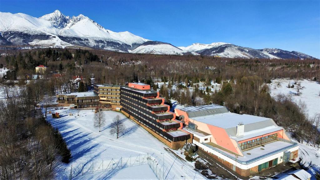 塔查斯卡-鲁穆尼卡Hotel SOREA TITRIS的享有酒店空中景色,拥有雪覆盖的山脉