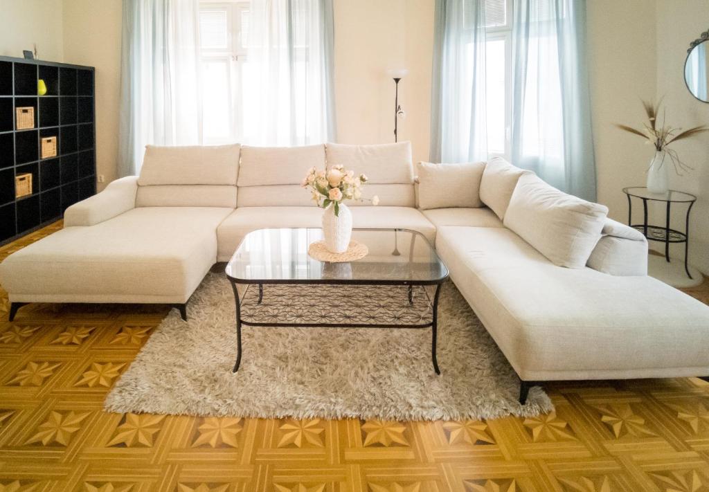 科希策Luxury Vincents Apartments Kosice的客厅配有白色沙发和茶几