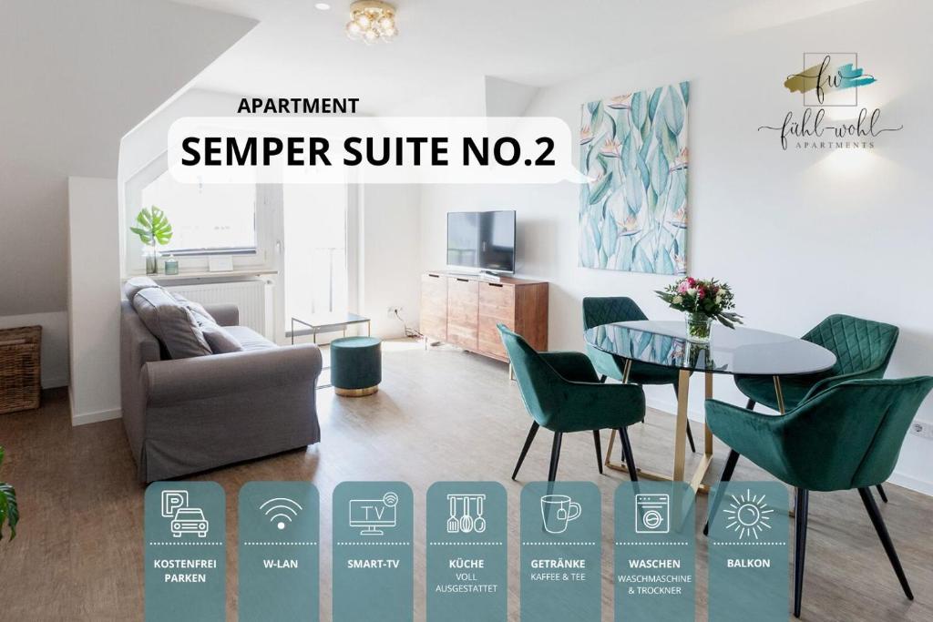 拜罗伊特Semper Suite No2 - Ruhige 2 Zi FeWo 1-4 Pers mit Küche, Duschbad, Balkon und Parkplatz in Hofgartennähe的客厅配有桌子和绿色椅子