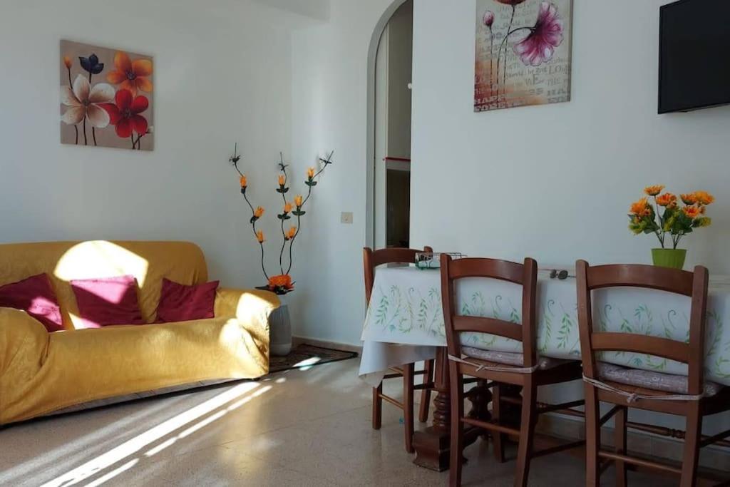 阿其利亚Comfortable apartment, near city and sea的客厅配有沙发和桌椅