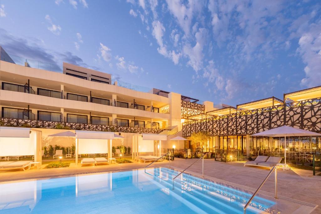 马贝拉Eurostars Oasis Marbella的大楼前设有游泳池的酒店