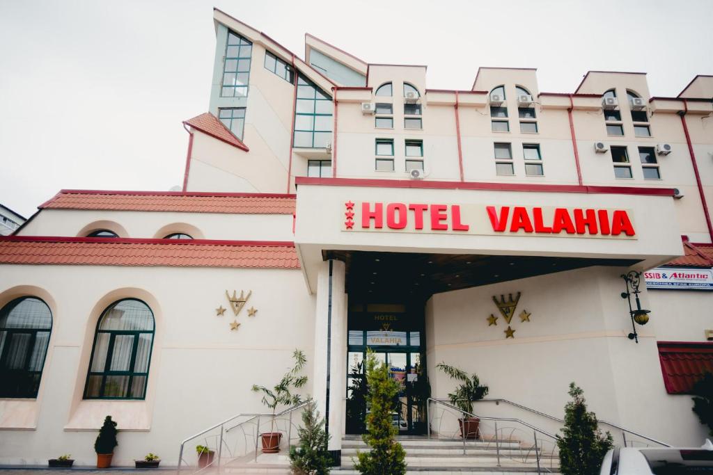 特尔戈维什泰Hotel Valahia的带有酒店大厅标志的瓦尔哈拉大楼