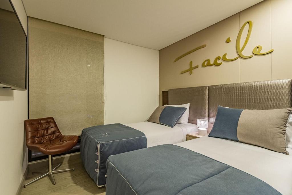 波哥大Apartametos FACILE的酒店客房,配有两张床和椅子