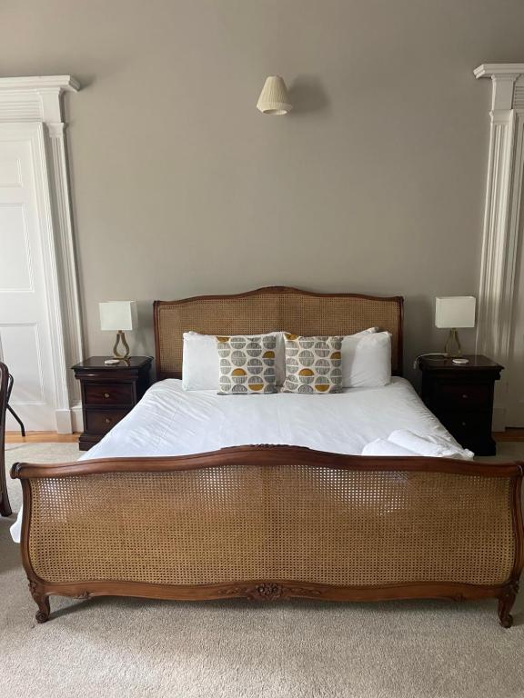 爱丁堡Private Guest Suite in Georgian Townhouse in City Centre的一间卧室配有一张带2个床头柜的大床