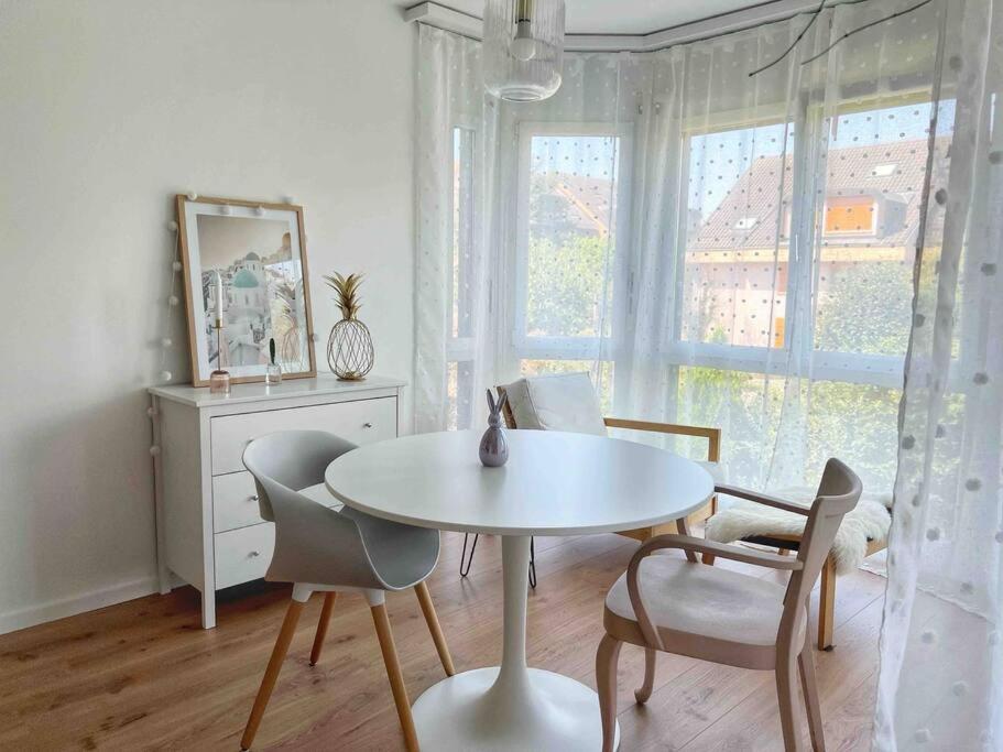 EcublensAppartement calme et lumineux de 2,5 pces proche Lausanne的窗户客房内的白色桌椅