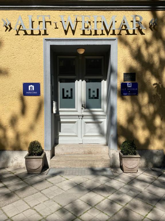 魏玛阿尔特维马尔酒店的带有门的办公大楼入口