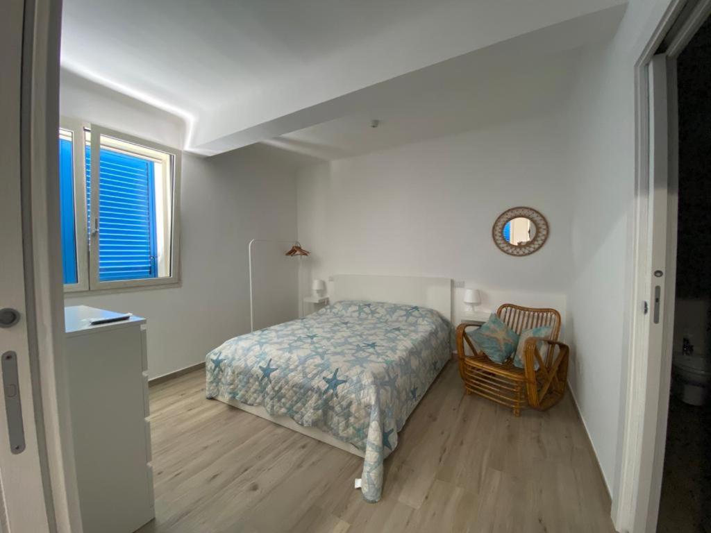 CampomarinoGemma Mediterranea的卧室配有床、椅子和窗户。