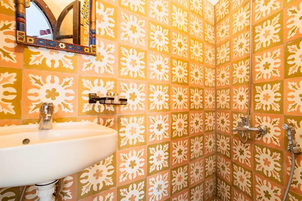 丹吉尔Casa al Captane au Medina Tanger的一间带水槽和镜子的浴室