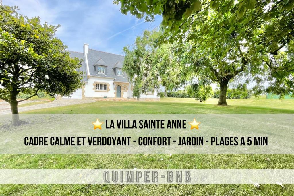 坡隆维茨普尔扎伊LA VILLA STE ANNE - Wifi - Plages et bourg de Plonevez à 2 min的院子前有标志的房子