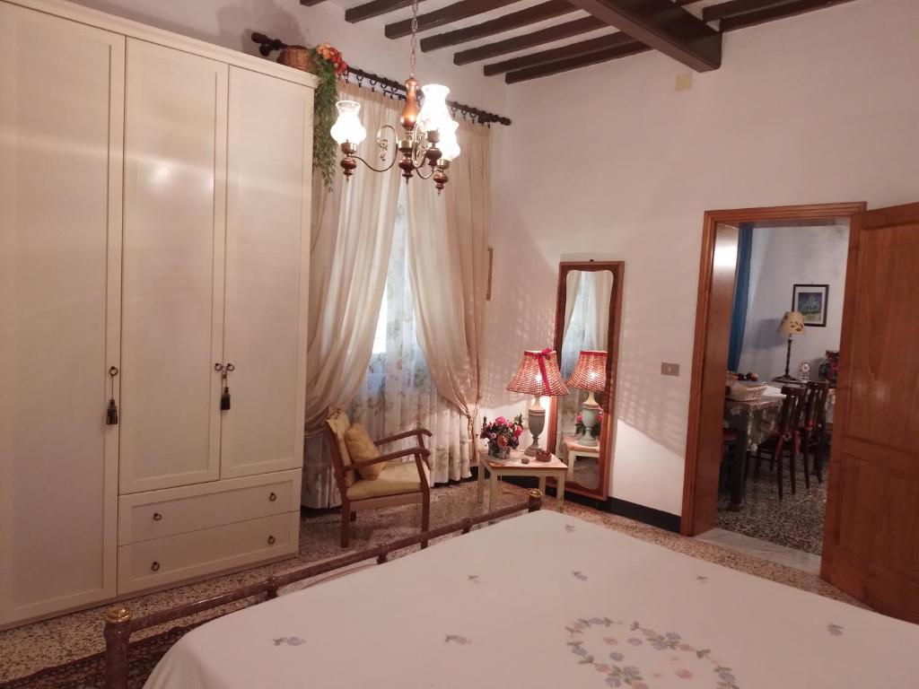 基亚恩尼Casa Tarrini的一间卧室配有一张床、梳妆台和镜子