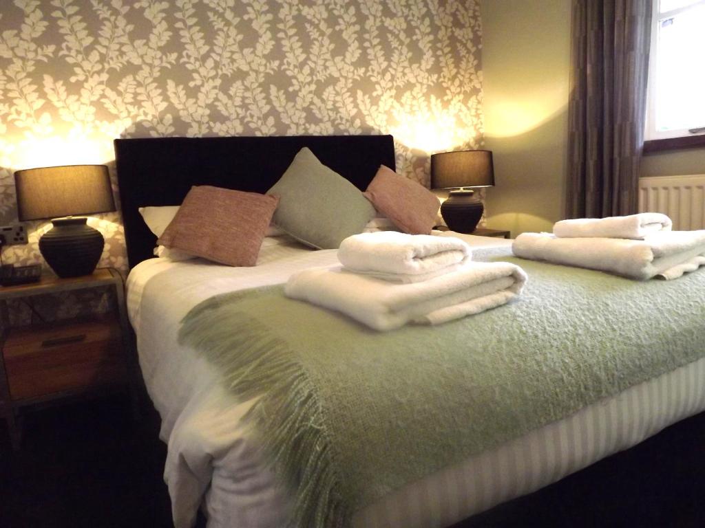 阿什伯顿达特穆尔洛奇酒店 的一间卧室配有带毛巾的床