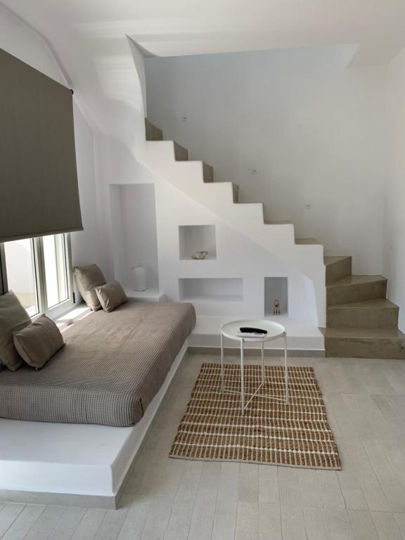 斯基罗斯岛Casa di Amerissa Premium Accommodation的一间卧室设有一张床和一个楼梯