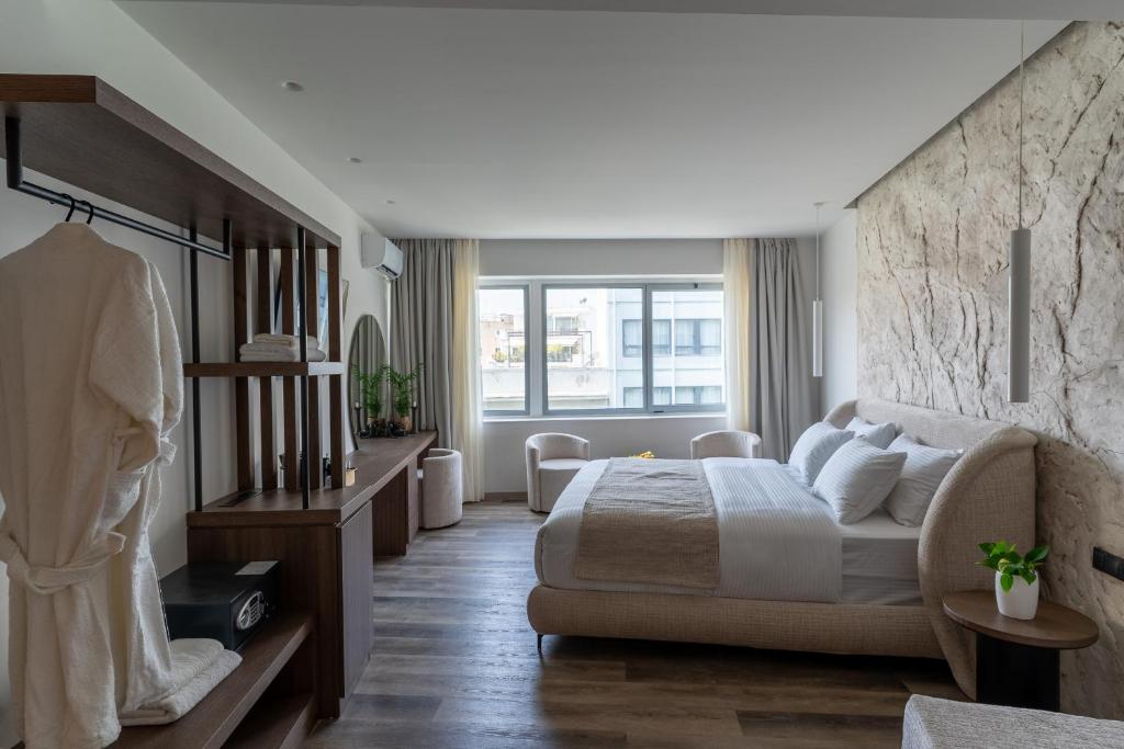 雅典Athens Design Suites的一间卧室设有一张床和一个大窗户