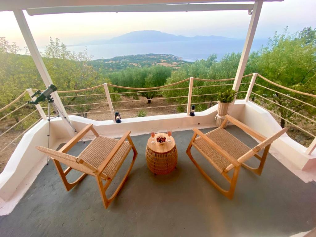 KoríthionCoralina Cottage的美景阳台配有两把椅子和一张桌子