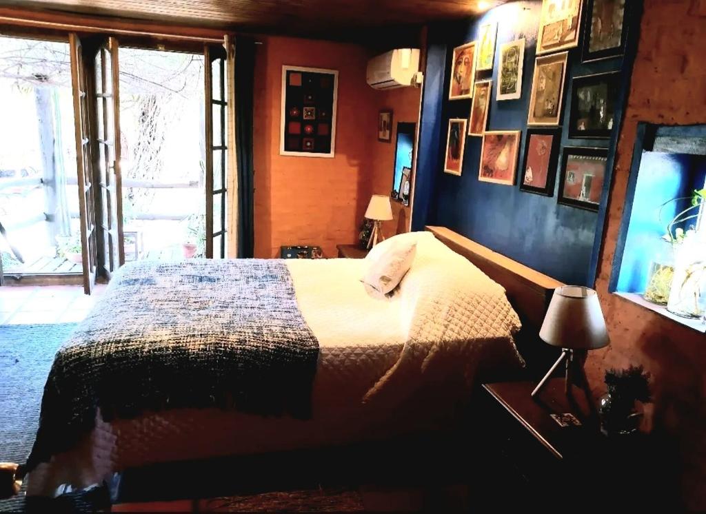 科洛尼亚-德尔萨克拉门托LA ESTANCIA HOSTEL COLONIA的一间卧室设有一张床和一个窗口