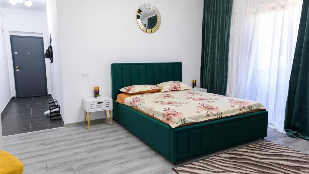 塔古玖Nina House的一间位于客房内的带绿床的卧室
