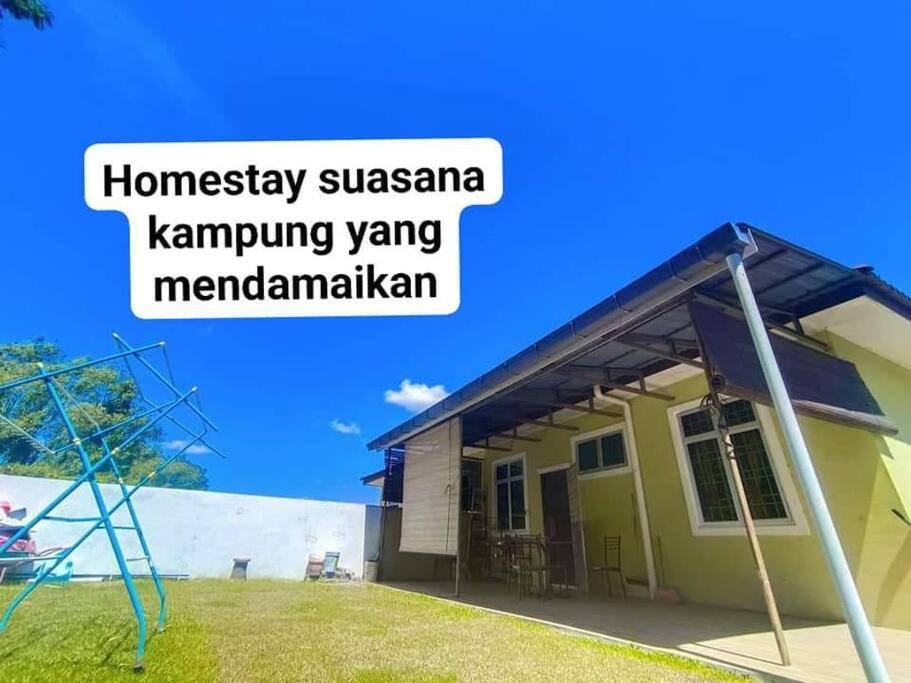 Hmsty D Hutan Kampung Alor Setar (Muslim)的一座有标志的房屋,上面写着家居的sossein kampung