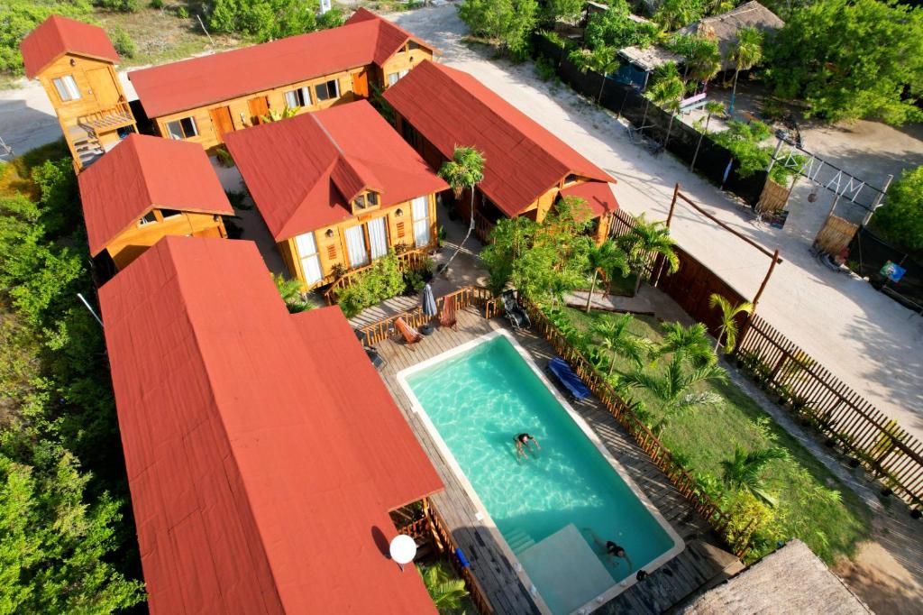 奥尔沃克斯岛Anicca Aldea的享有带游泳池的房屋的空中景致