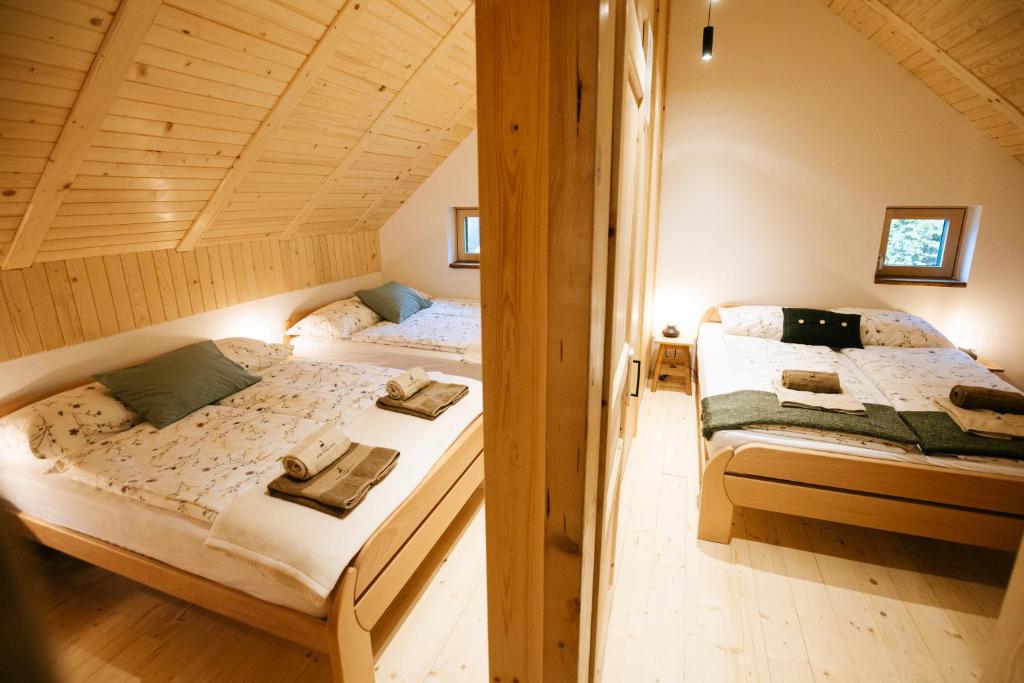 耶塞尼采Alpine Cottage Golica的配有木天花板的客房设有两张床。