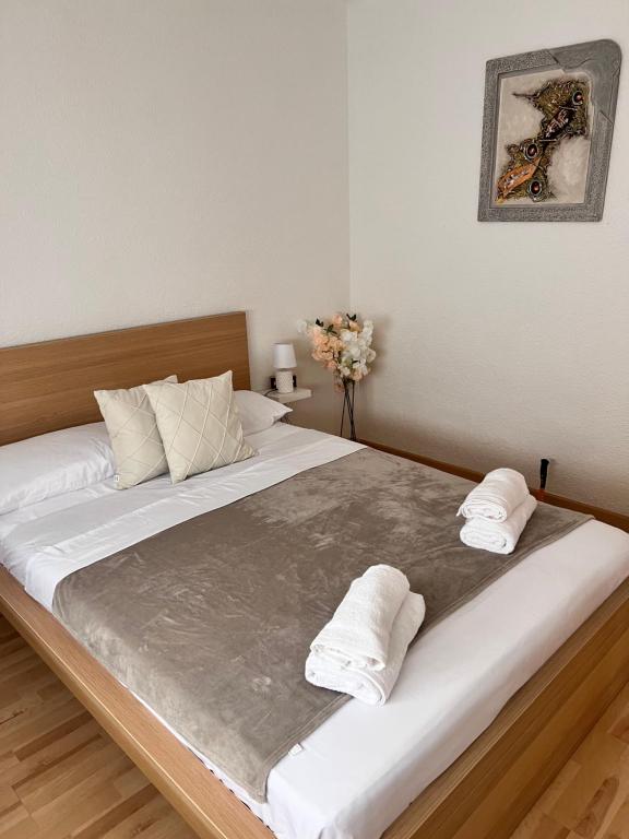 维拉德塞斯Ca La Noa 2的一间卧室配有一张大床和两条毛巾