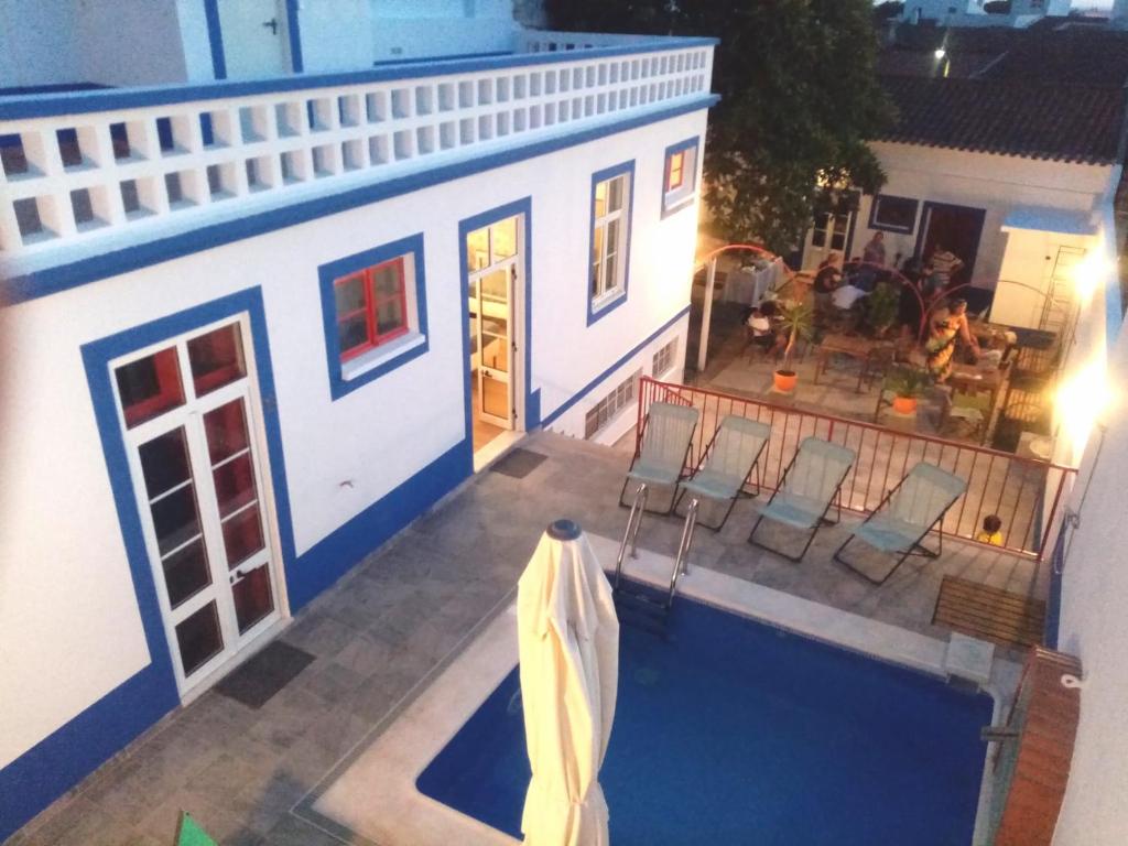 费雷拉杜阿连特茹Alentejo Cante & Vinho的享有带游泳池的别墅的顶部景致