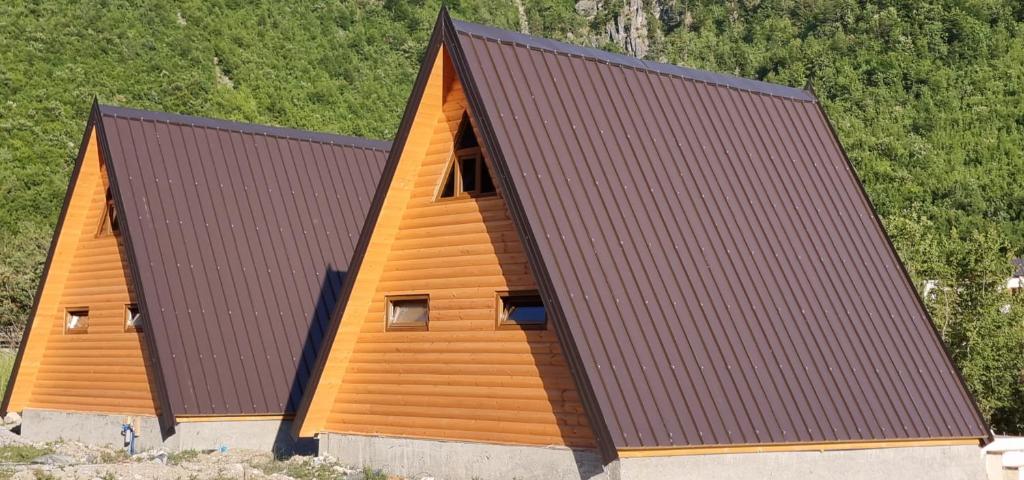 斯库台Bungaja Chalets的一间大型木房子,拥有棕色的屋顶