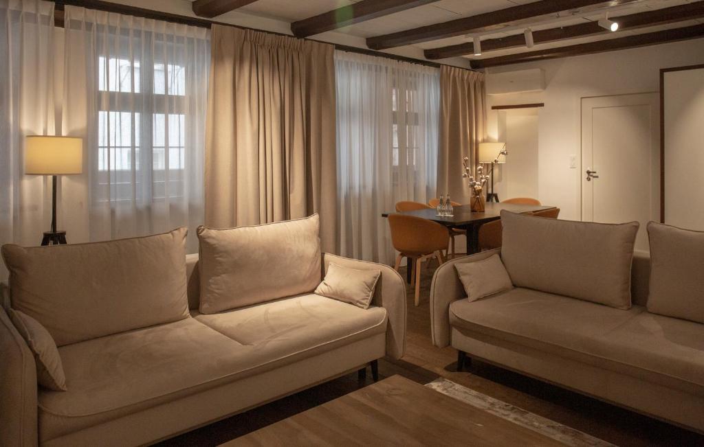 托伦托伦索瓦公寓式酒店的客厅配有两张沙发和一张桌子