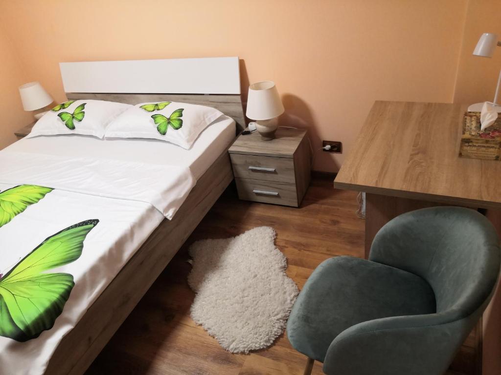 克卢日-纳波卡Cozy central apartment in Cluj Napoca的一间卧室配有一张床、一把椅子和一张书桌