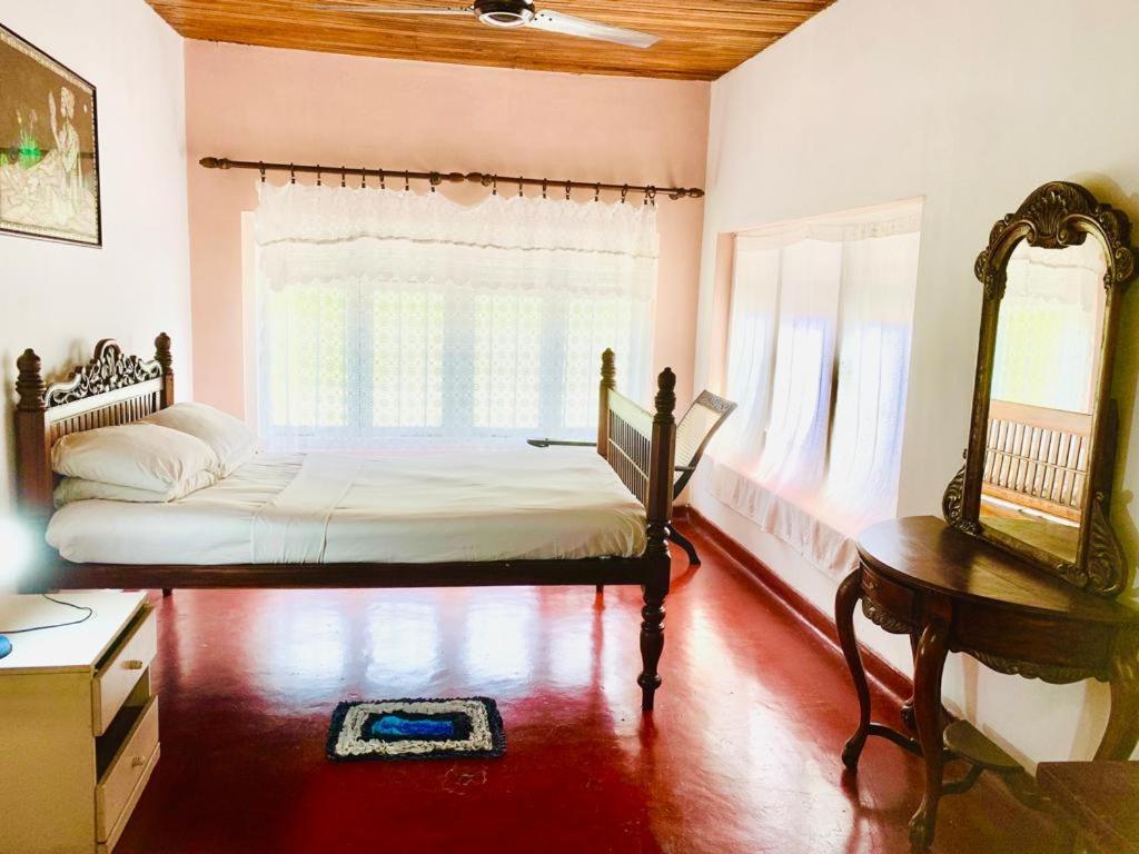 康提Bunkhouse的一间卧室配有一张床、一张桌子和一个窗户。