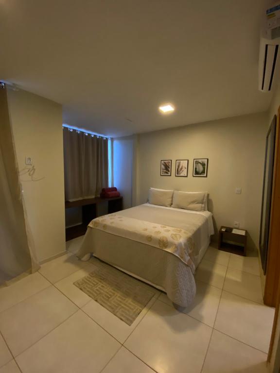 戈亚斯州上帕莱索Delú Residences的一间卧室,卧室内配有一张大床