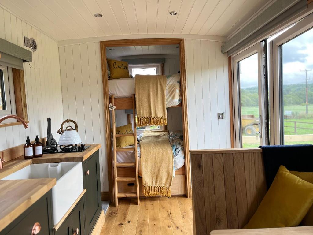 LlanelltydCwtch Cader Shepherds Hut的一个小房子,设有厨房和水槽