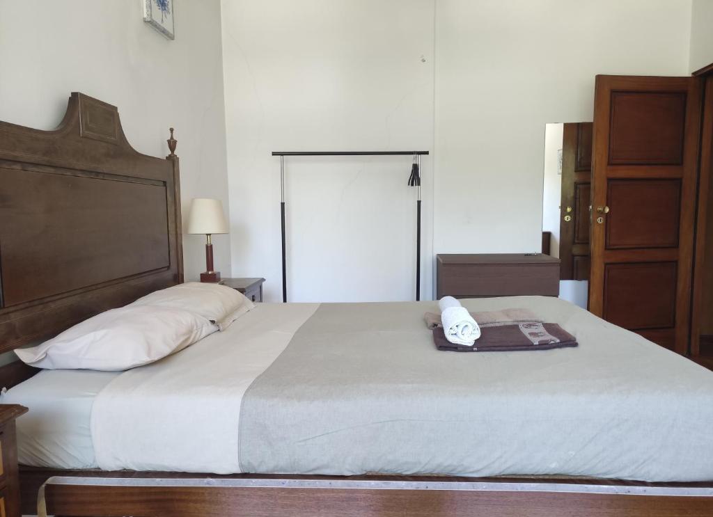 波尔图DISCOVER PORTO - Boavista的一间卧室配有一张大床,上面有电话
