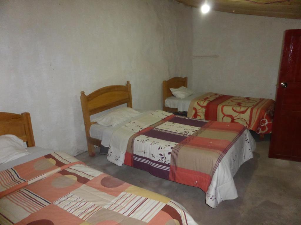 MalataSangalle Cielo Lodge的一间房间,有三张床