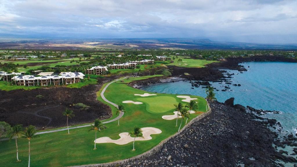 瓦克拉Mauna Lani Point的享有毗邻大海的高尔夫球场的空中景致