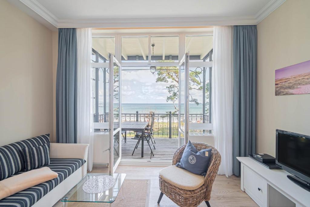 宾茨Villa Baltik的带沙发的客厅,享有海景