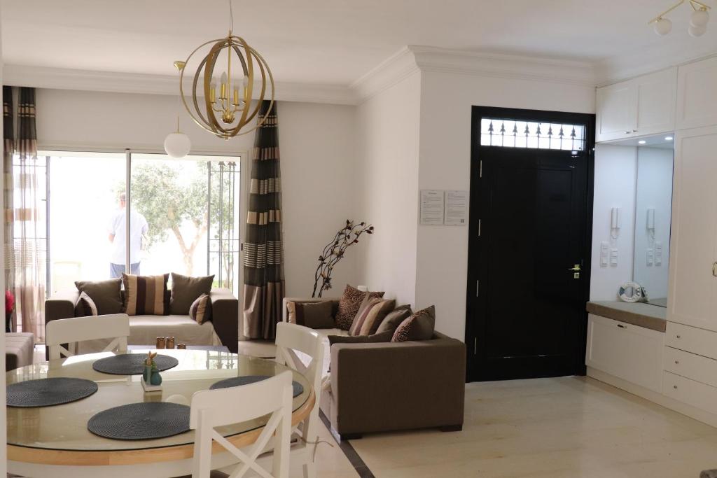 比塞大Luxury house directly on the beach的客厅配有桌椅和黑色门