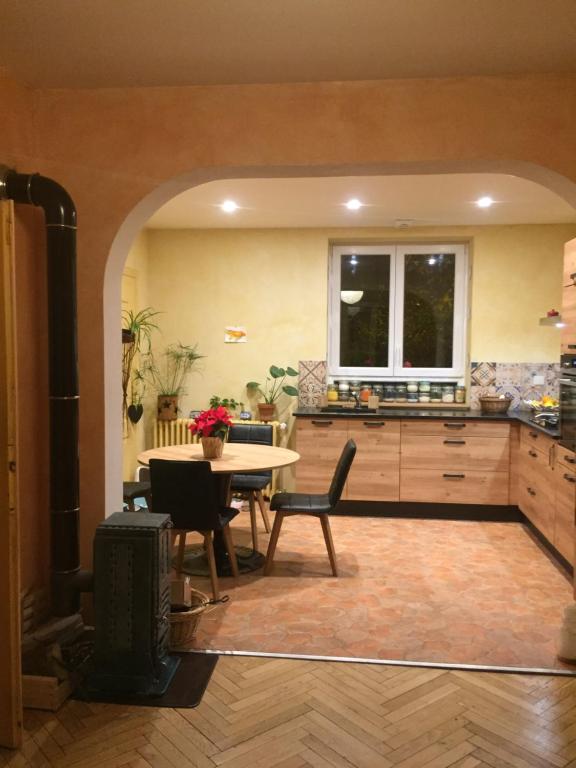 科尔马Ravissante petite suite的厨房以及带桌椅的用餐室。