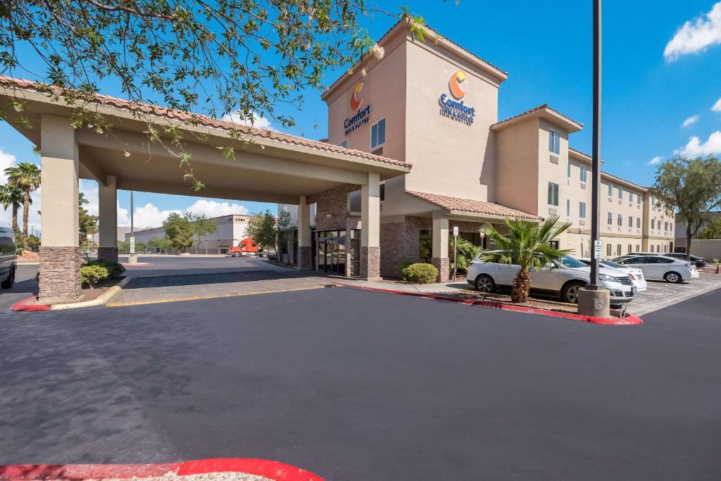 拉斯维加斯Comfort Inn & Suites Las Vegas - Nellis的前面有一个停车位的酒店