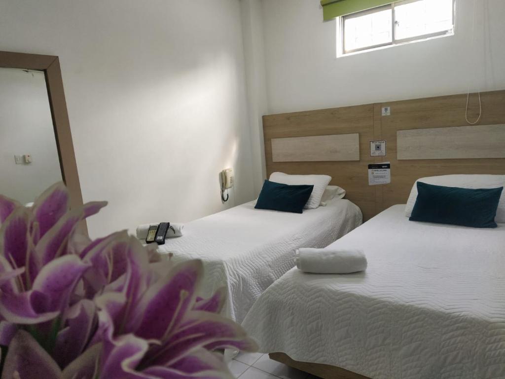 蒙特里亚莱卡萨1号酒店的一张床铺,位于一个紫色花的房间里