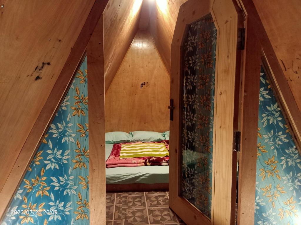 科代卡纳尔Croods farm house的一个小房间,在一个小房子里,有床