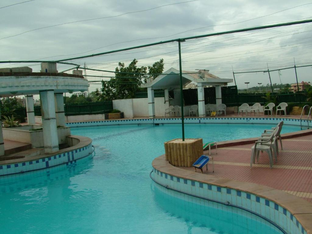 赖布尔VIP'S CLUB的度假村内的一个蓝色海水游泳池