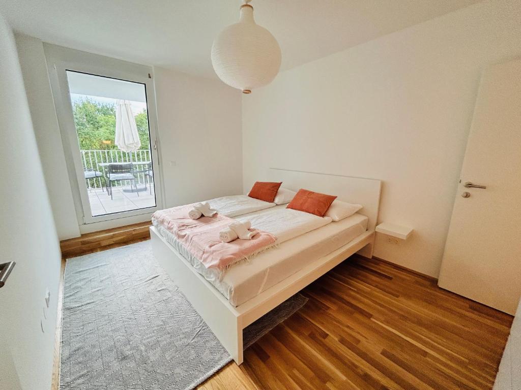 维也纳A Cozy Flat with Flair surrounded by Nature的一间卧室,床上放着两只动物