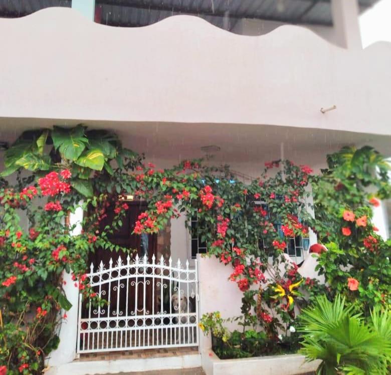 巴克里索莫雷诺港CASA FRAGATA的 ⁇ 上红色鲜花的白色房子