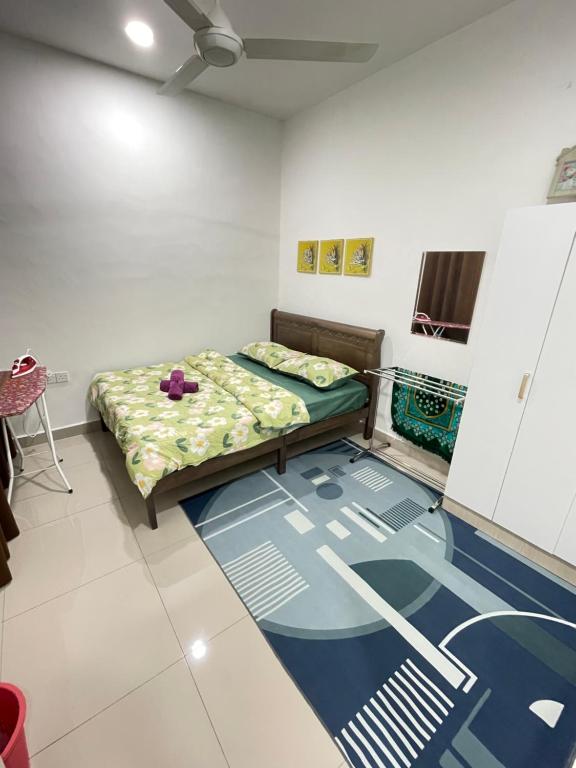 北根Homestay Azirah-musleem preferred的小房间,配有床和地毯