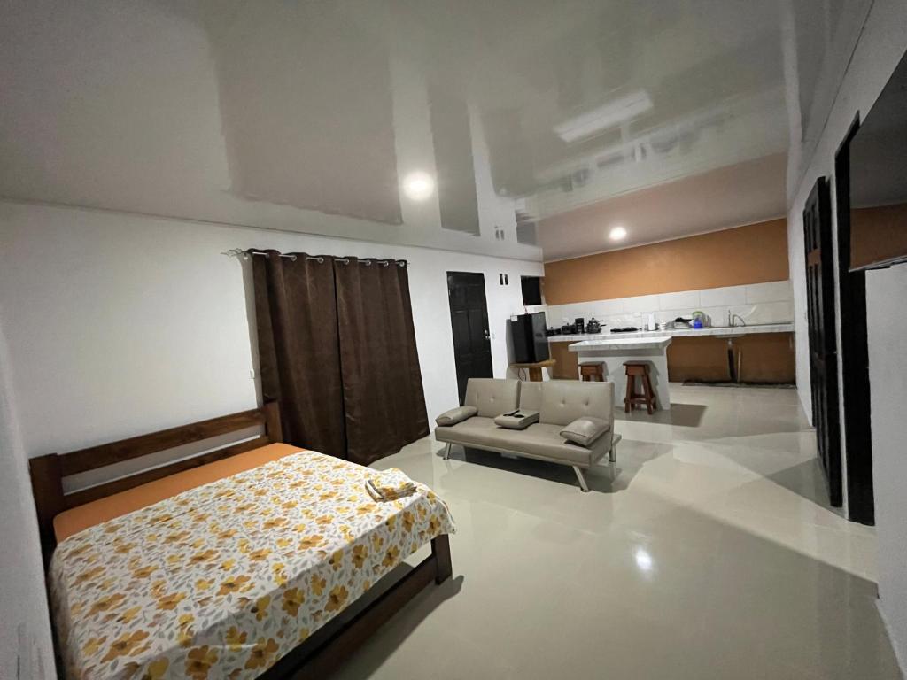 希门尼斯港Corcovado House With AC的一间卧室配有一张床和一张沙发