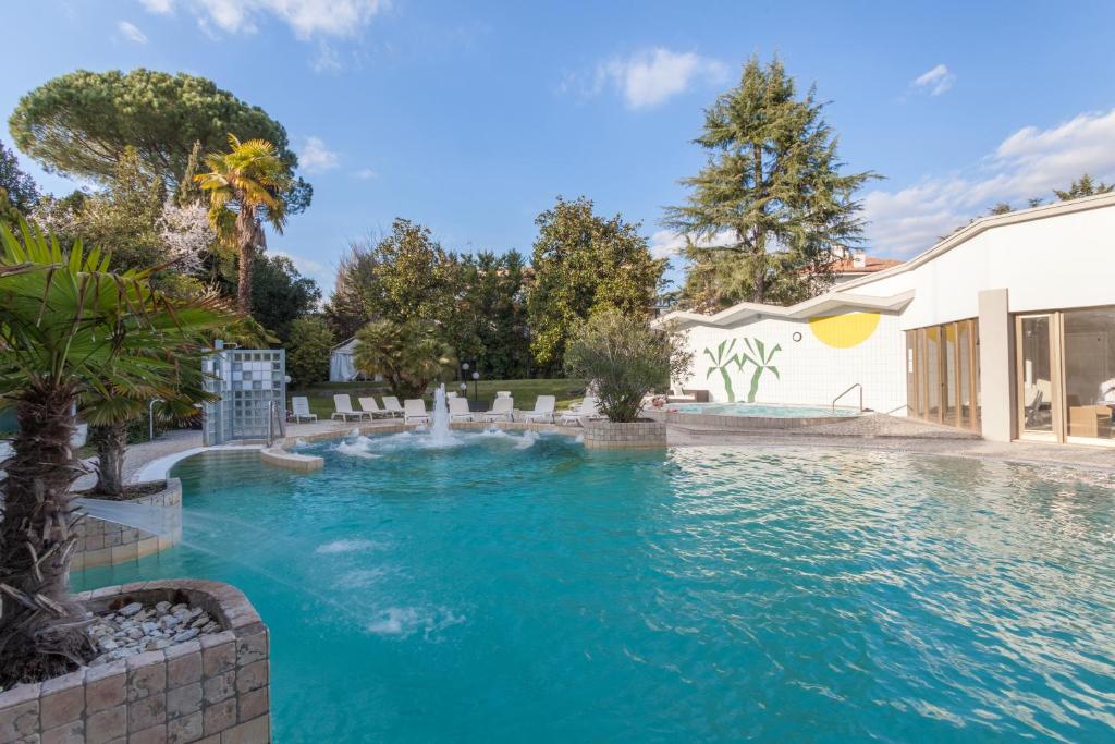 阿巴诺泰尔梅特尔姆帕特里亚酒店的一座房子里一个带喷泉的游泳池