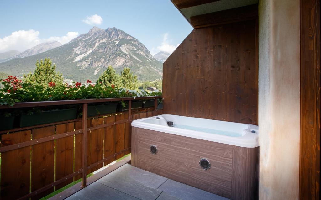 博尔米奥Agriturismo San Gallo的山景阳台上的浴缸