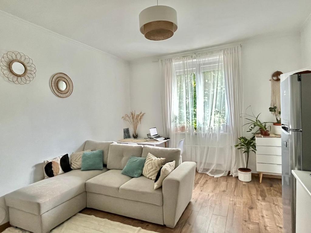 布达佩斯Beethoven Apartman的白色的客厅配有沙发和窗户