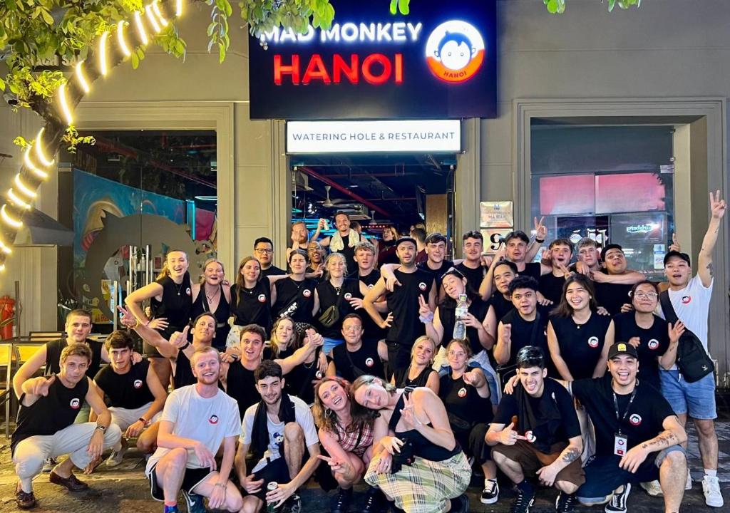 河内Mad Monkey Hanoi的一群人站在商店前摆着一张照片