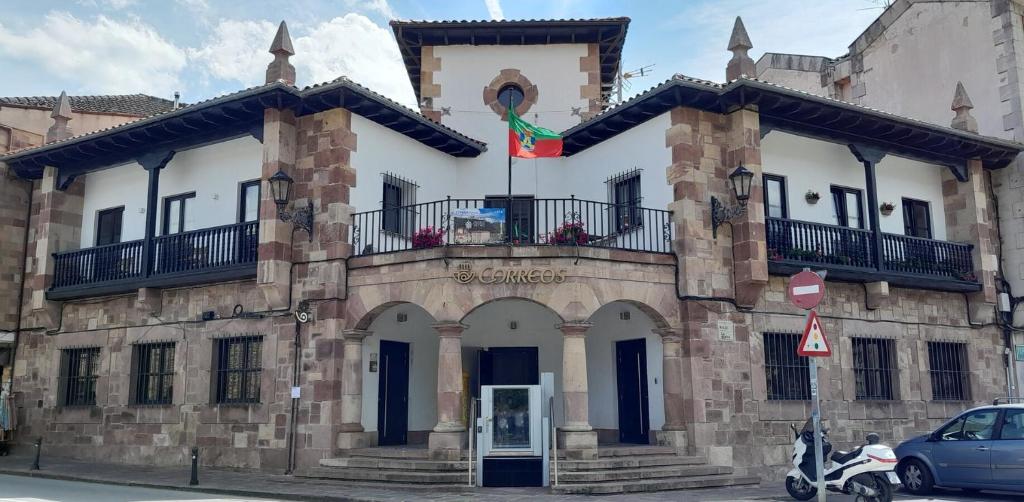 波特斯Apartamento Corazón de Liébana的上面有旗帜的建筑